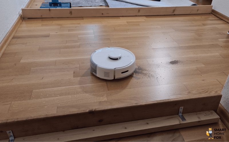 Der SwitchBot K10+ reinigt im Test einen Hartboden.